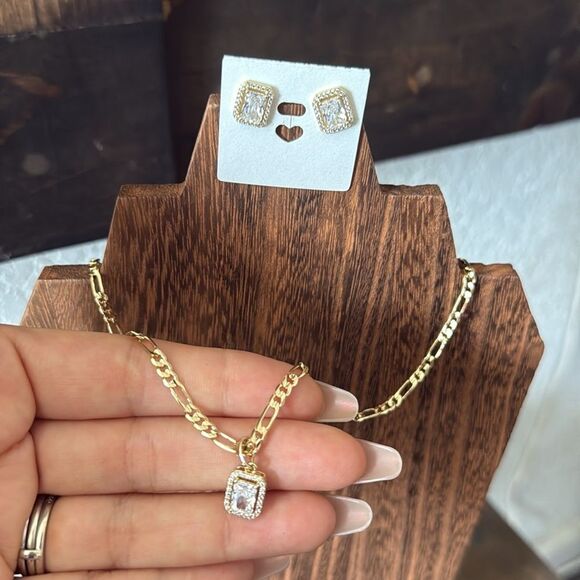 14K Gold Plated Elegant Gold Pendant Necklace and Earring Set - Picture 2 of 8